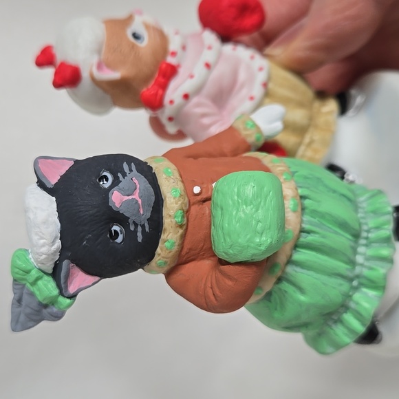Altered Kitty Cucumber VTG Christmas Winter Decor 1992 Porcelain Ice Skaters - Picture 6 of 15